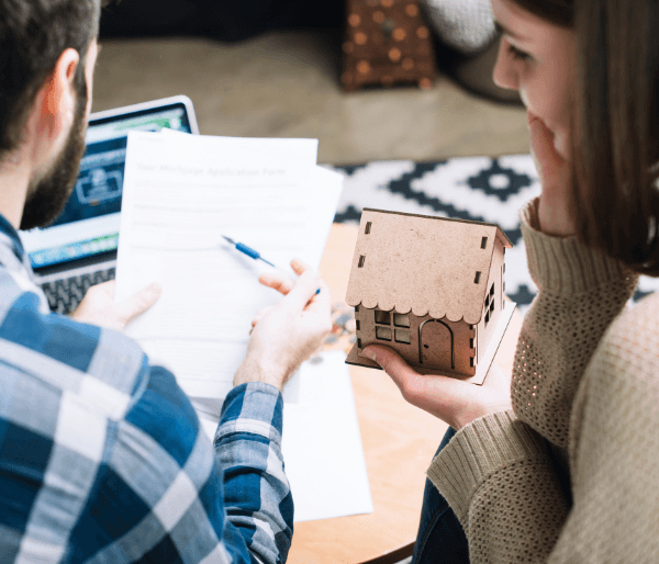 Documenti catastali e planimetrie su un tavolo da architetto