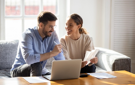 Un ufficio moderno e luminoso con architettura lineare, che trasmette professionalità e precisione.